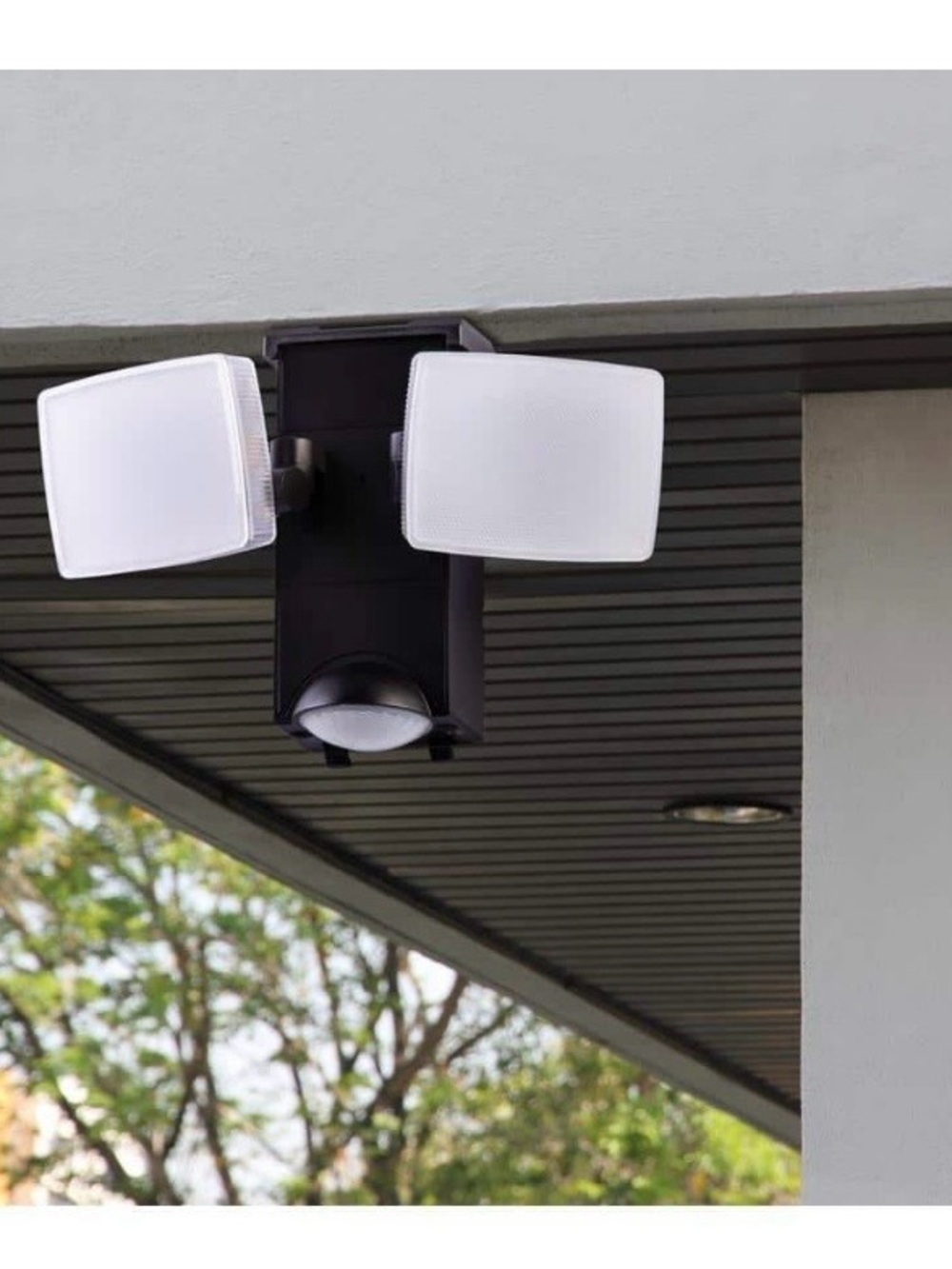 New Defiant Motion-Activated LED Flood Light - Picture 3 of 4